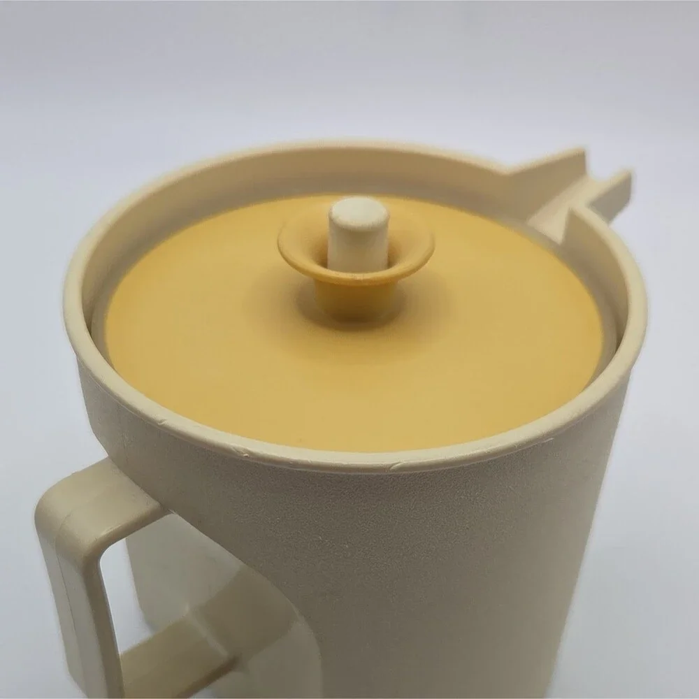 Tupperware 1414-1 Creamer With Button Seal Lid Harvest Gold Almond